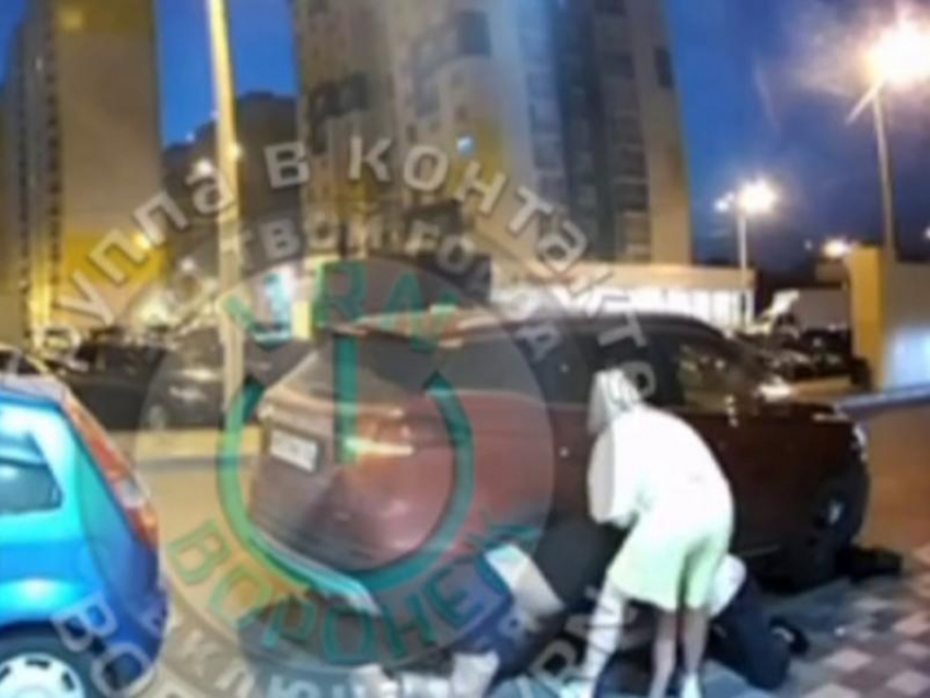 Эпичный спарринг с валянием на земле попал на видео в Воронеже