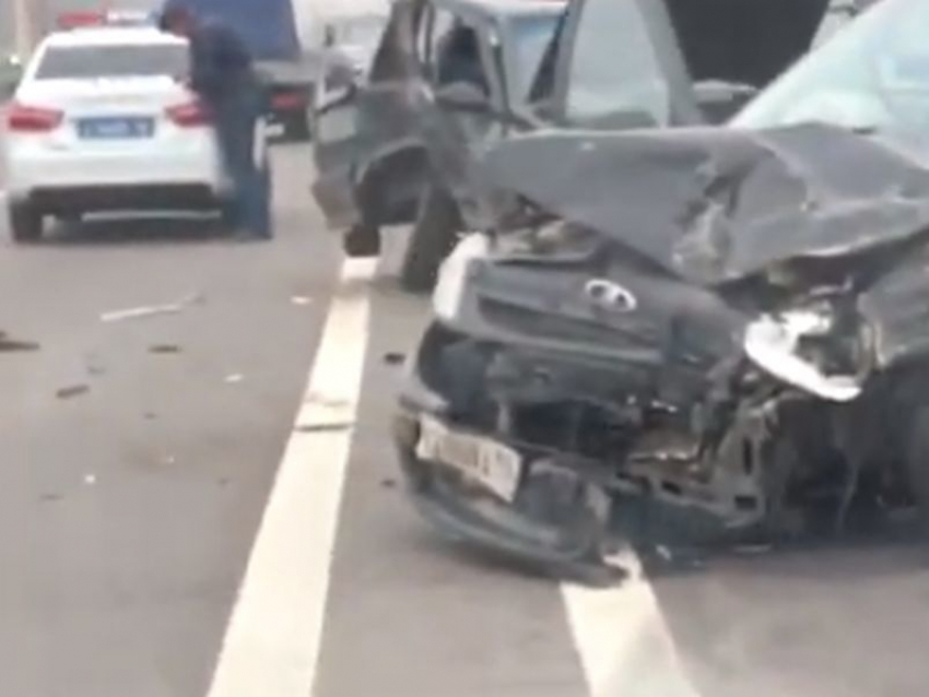 Жесткие последствия неудачного перестроения авто попали на видео в Воронеже