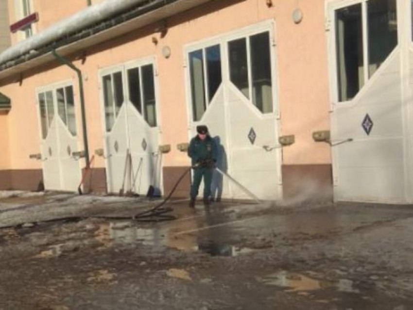 Воронежские пожарники борются со льдом и снегом с помощью воды