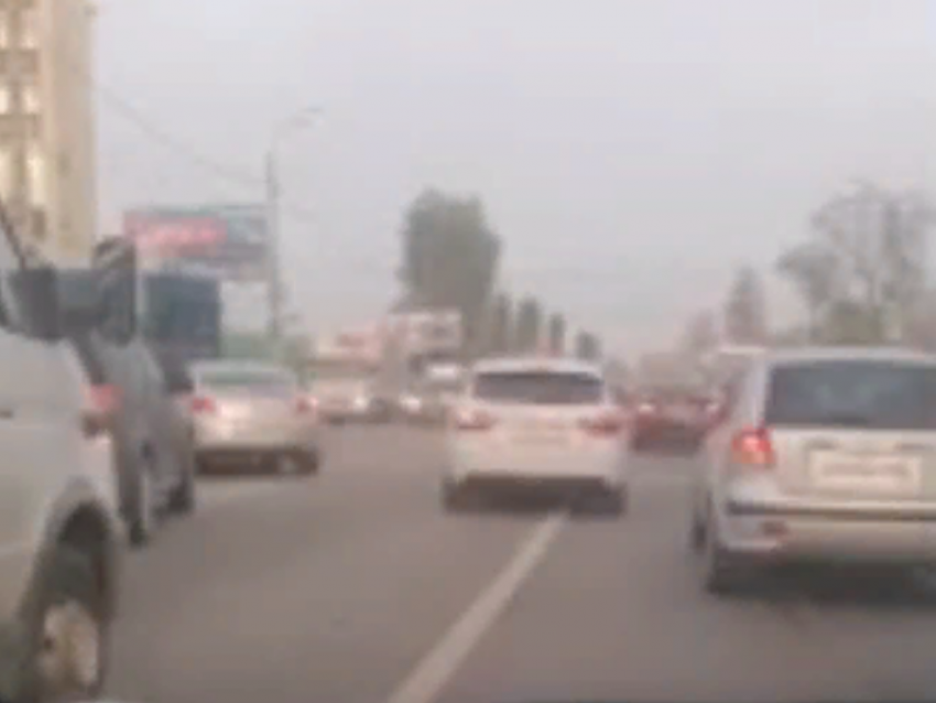 Хитрый таксист разозлил стоящего в пробке автомобилиста в Воронеже