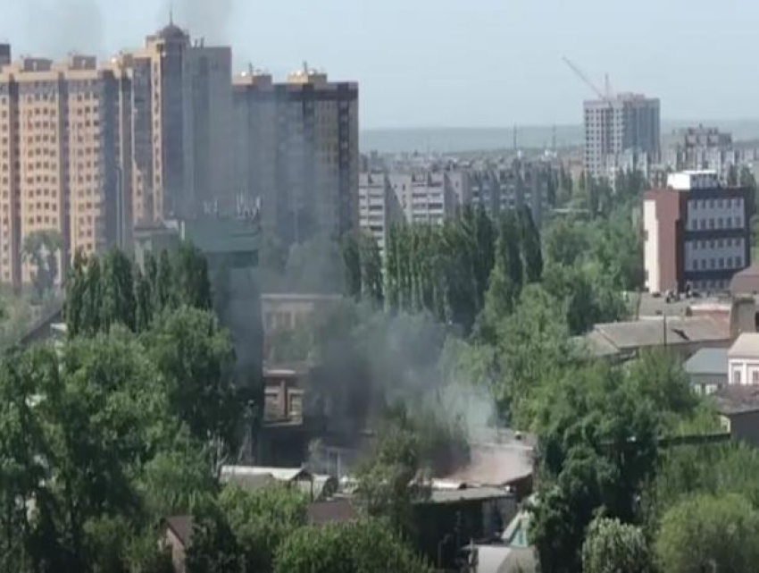 В Воронеже попал на видео крупный пожар в центре города