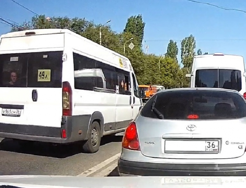 Безрассудное поведение маршрутчика сняли на видео в Воронеже