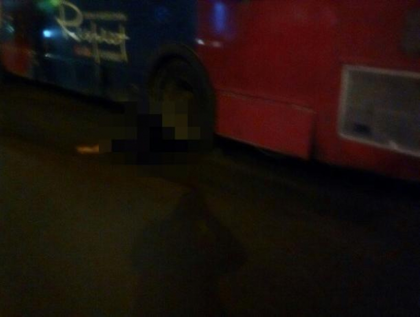 В Воронеже опубликовали страшное фото раздавленной автобусом женщины