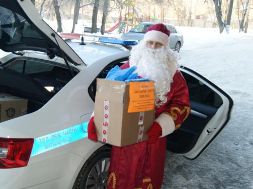Воронежских детей, пострадавших в ДТП, навестил «Полицейский Дед Мороз»