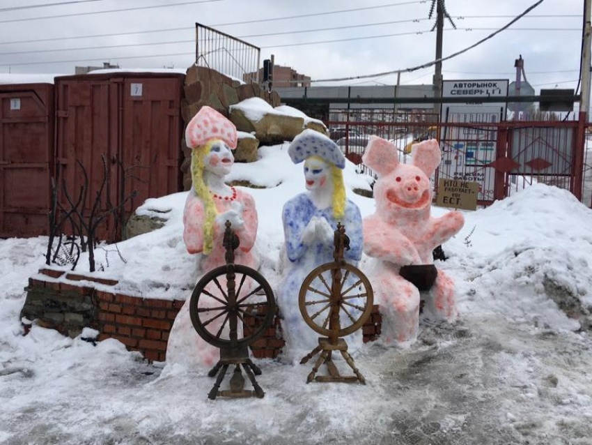 В Воронеже к снежным красавицам подсадили свинью