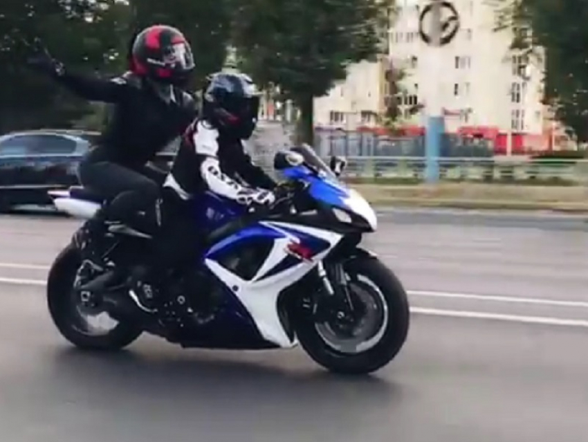 Горячие байкерши устроили игривое шоу на дороге в Воронеже