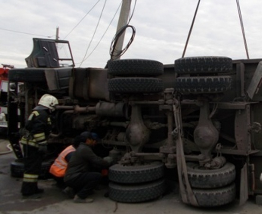 В Воронеже «Камаз» столкнулся с легковушкой и перевернулся: пострадал прохожий