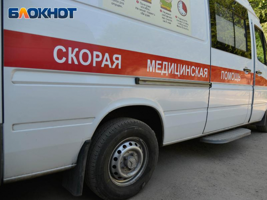 Микроавтобус сбил пешехода у супермаркета в Воронеже 