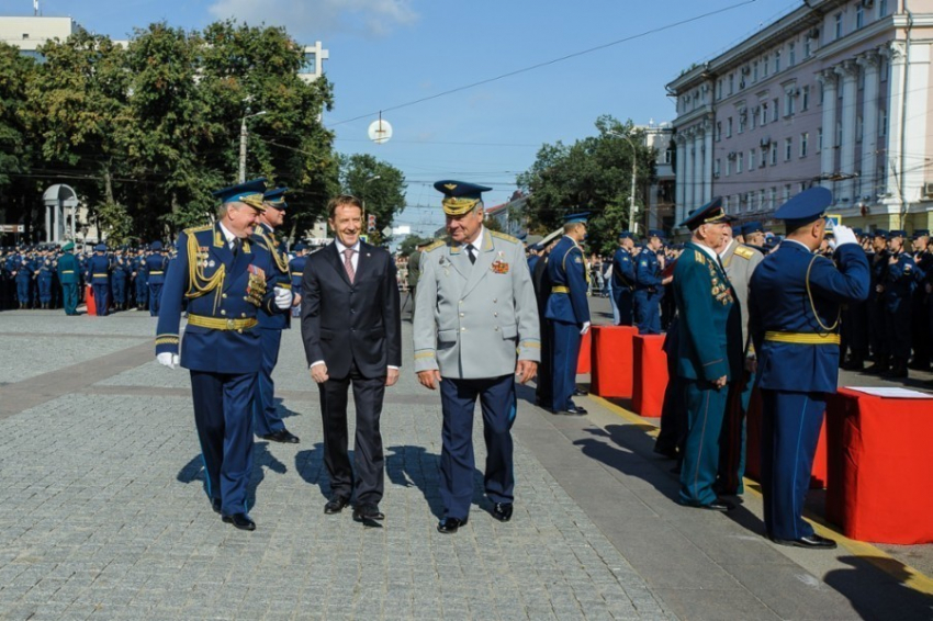 Воронежский губернатор вспомнил на площади Ленина, как 40 лет назад присягал Родине