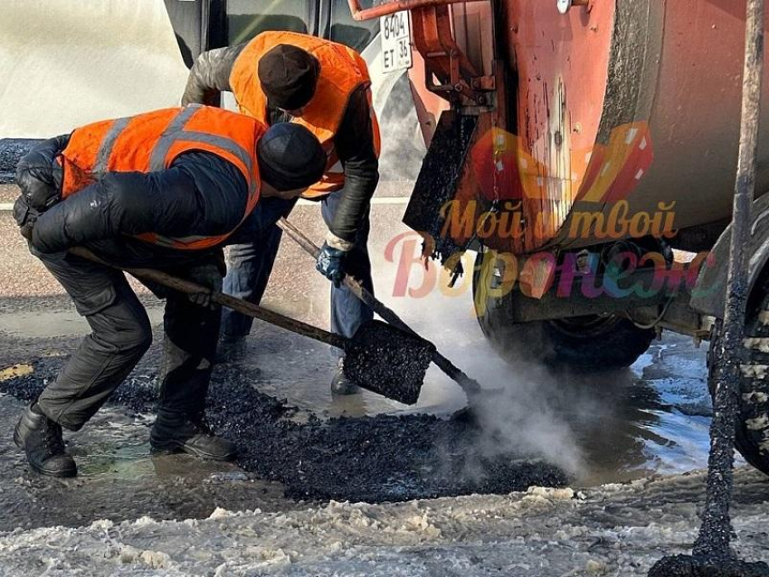 Засыпку луж литым асфальтом объяснили в мэрии Воронежа