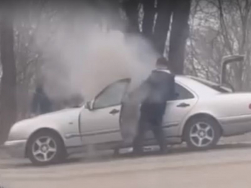 На видео попал мощный пожар в иномарке посреди воронежской дороги