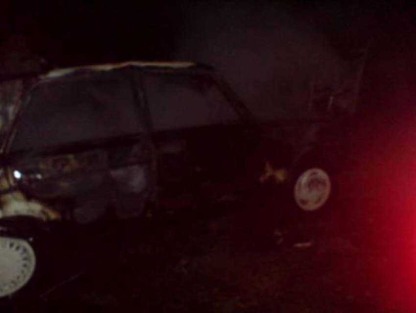 В Воронежской области в одном из сел сгорел «ВАЗ-2103»