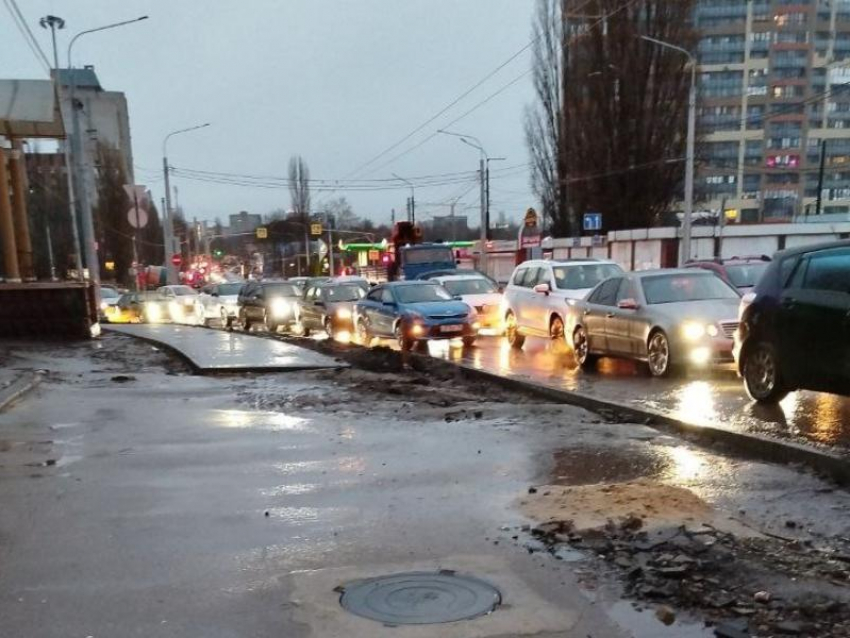 С мощной пробки начался первый январский рабочий день в Воронеже