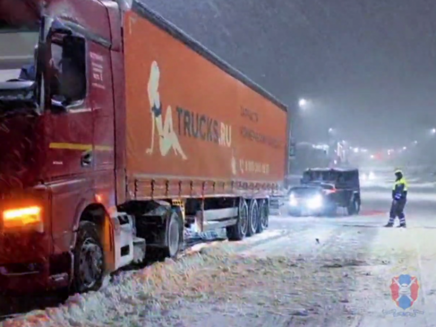 УАЗ-силач вытянул грузовик под Воронежем – опубликовано видео 