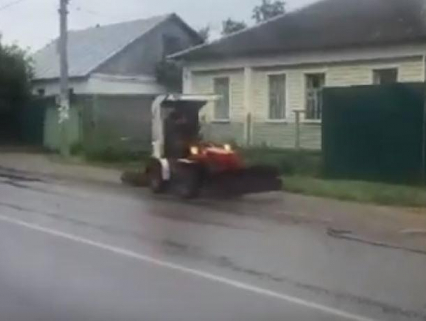 Воронежцев умилил музыкальный мини-трактор уборщика улиц