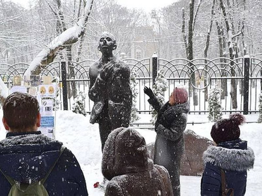 Бронзовый памятник Осипу Мандельштаму 18 лет назад открылся в центре Воронежа
