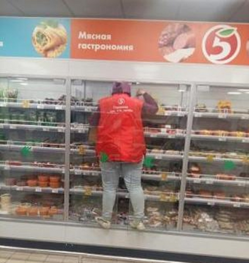 Продавщицу «Пятерочки» застали за топтанием по колбасе в Воронеже 