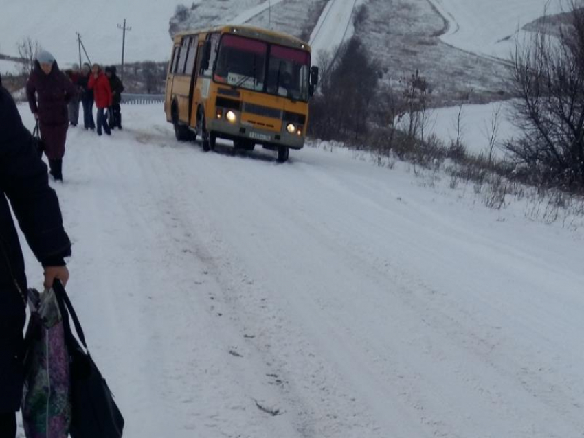  На видео попало, как пассажиры толкают ПАЗ на Воронеж 