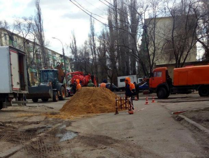 Водителей спасли от фекальной ловушки в Воронеже