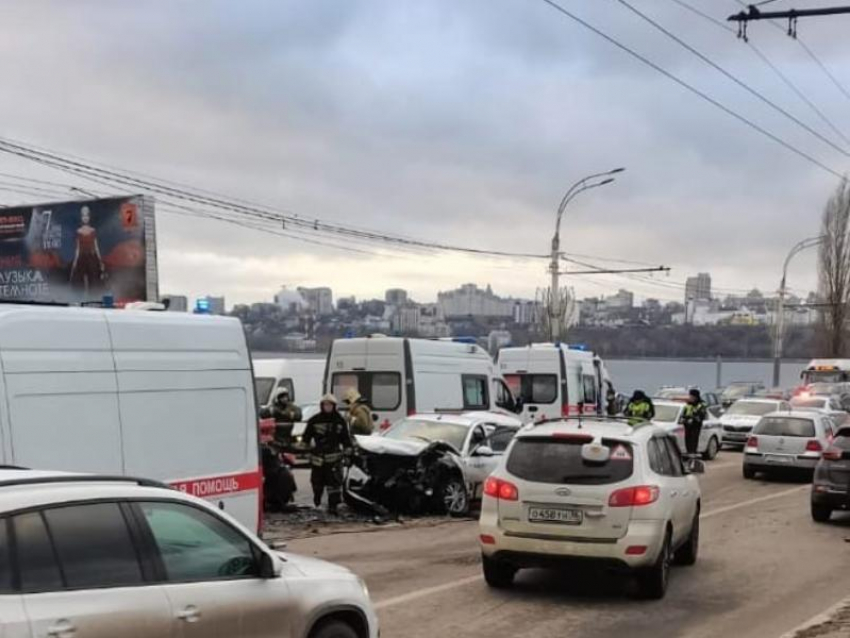 Число пострадавших в ДТП на Чернавском мосту увеличилось до 7