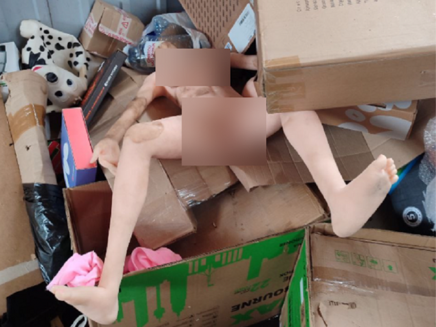 Пародия на женщину растопырила чресла у воронежской помойки