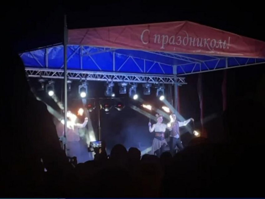Мощное фаер-шоу в честь Дня Победы сняли на видео в Воронеже 