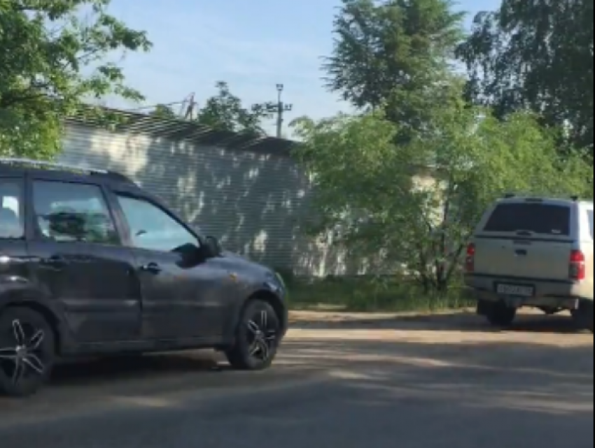Кавалькада спешащих автомобилистов попала на видео в Воронеже