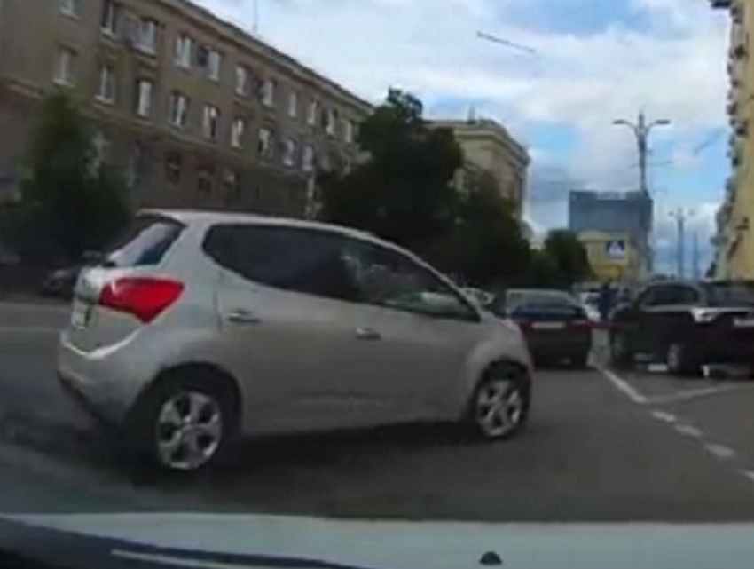 Автомобилисты сняли на видео самую наглую парковку в центре Воронежа
