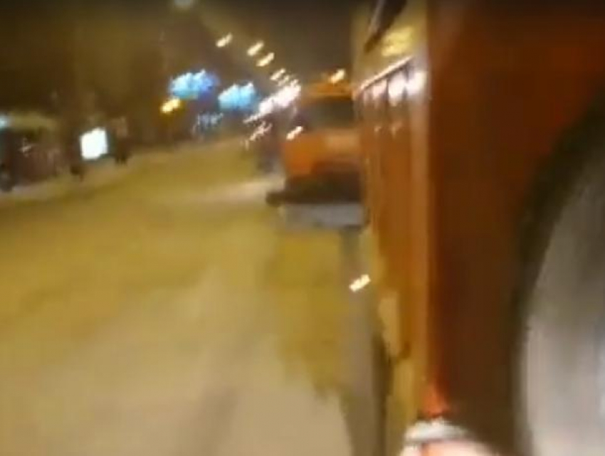 В Воронеже коммунальщики на видео показали уборку снега от своего лица