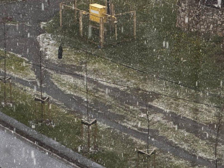 Внезапный сильный град нагрянул в центр Воронежа 