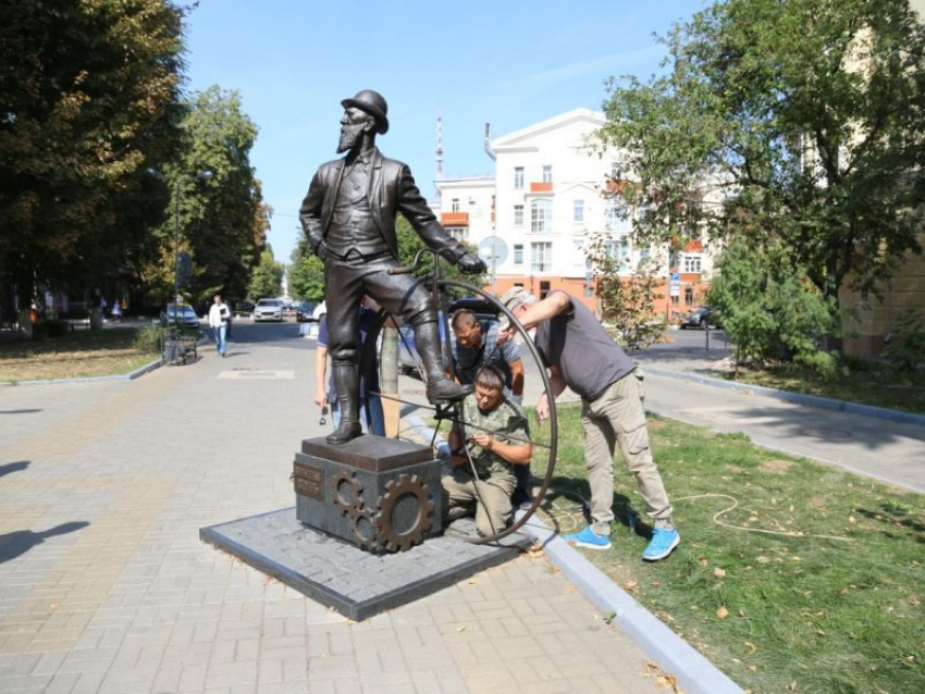 Сломанный памятник Столлю в Воронеже починили через месяц