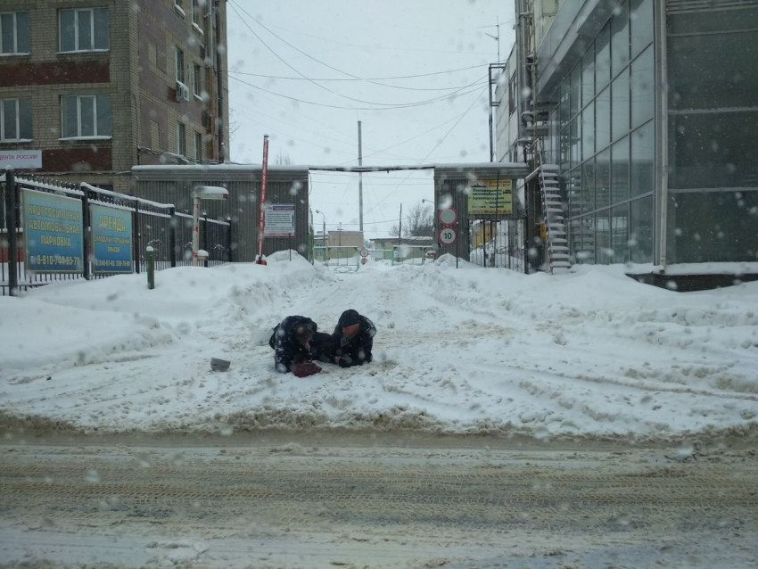 Странные утехи мужчин в сугробе сфотографировали в Воронеже