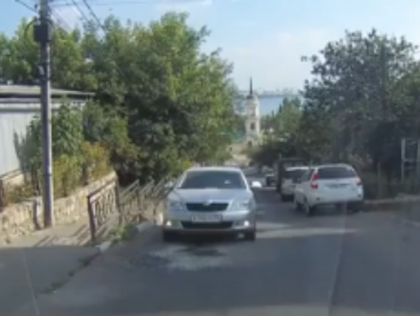 Неожиданное восхождение Skoda Octavia по склону сняли в Воронеже 