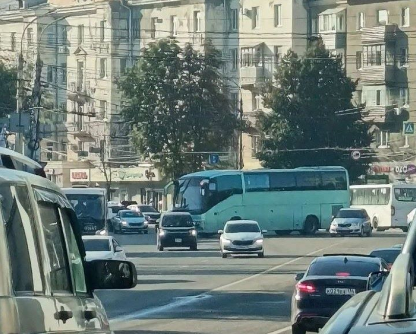 Авария автобуса и мусоровоза перекрыла выделенку в Воронеже 
