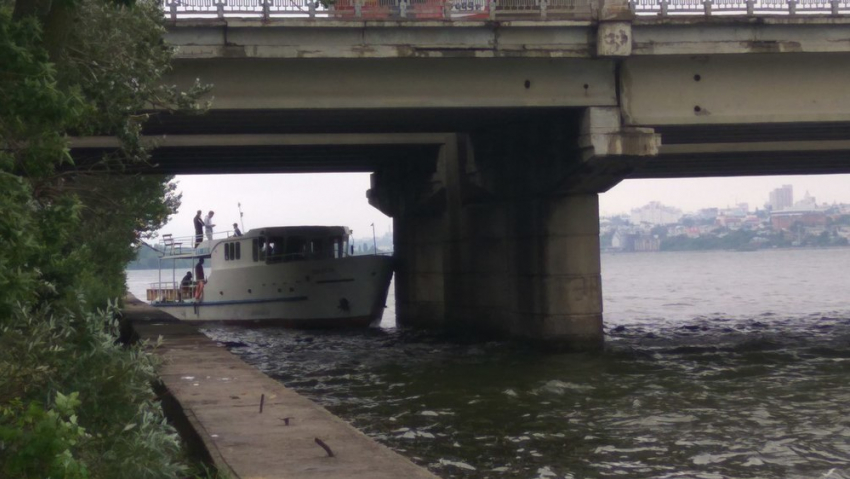 Корабль застрял под Северным мостом Воронежа