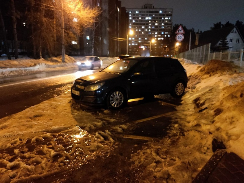 Остановку общественного транспорта превратили в парковку для ВИПов в Воронеже