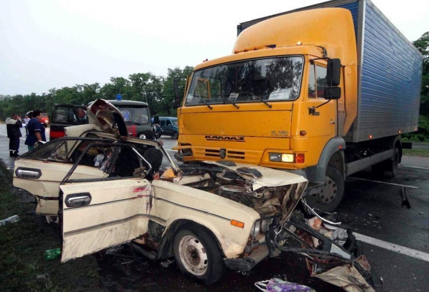 В массовой аварии под Воронежем погибли два человека
