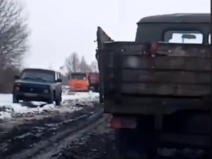 С молитвами и на «привязи» ездят автомобилисты по воронежскому бездорожью 