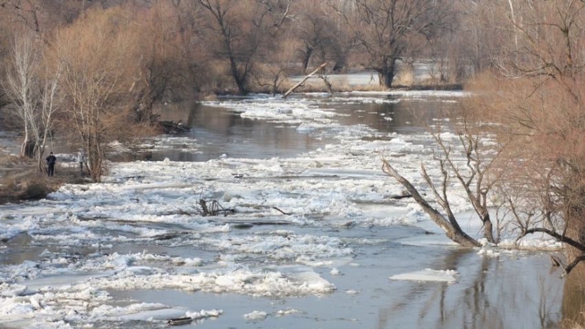 В Воронежской области мост через реку Хопер затопило паводковыми водами
