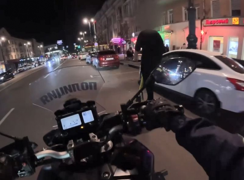 Наказание хаотичного самокатчика попало на видео в центре Воронежа