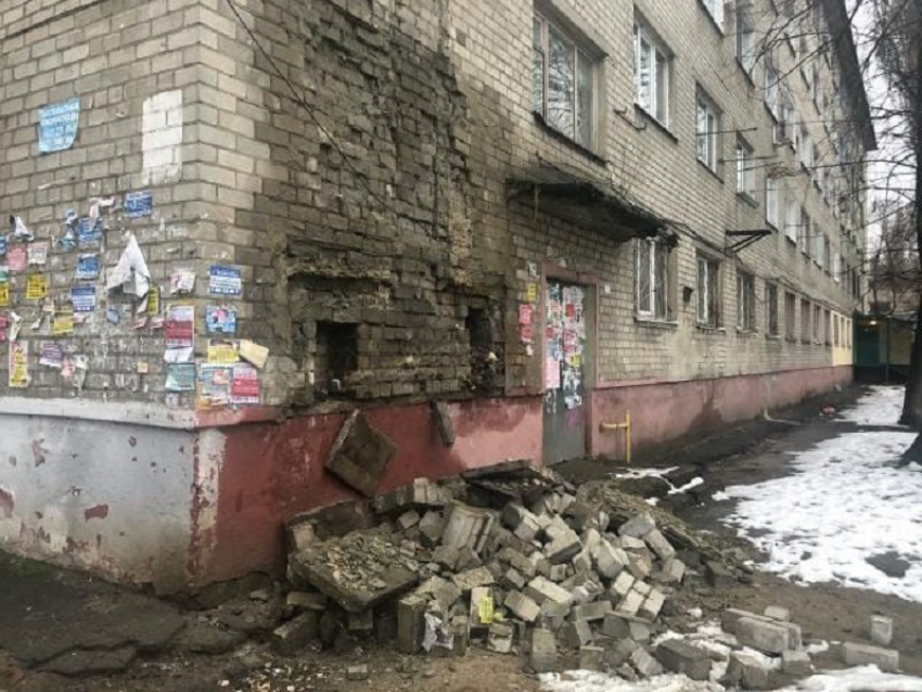 Кирпичи разрушающейся пятиэтажки падают прямо к подъезду в Воронеже 