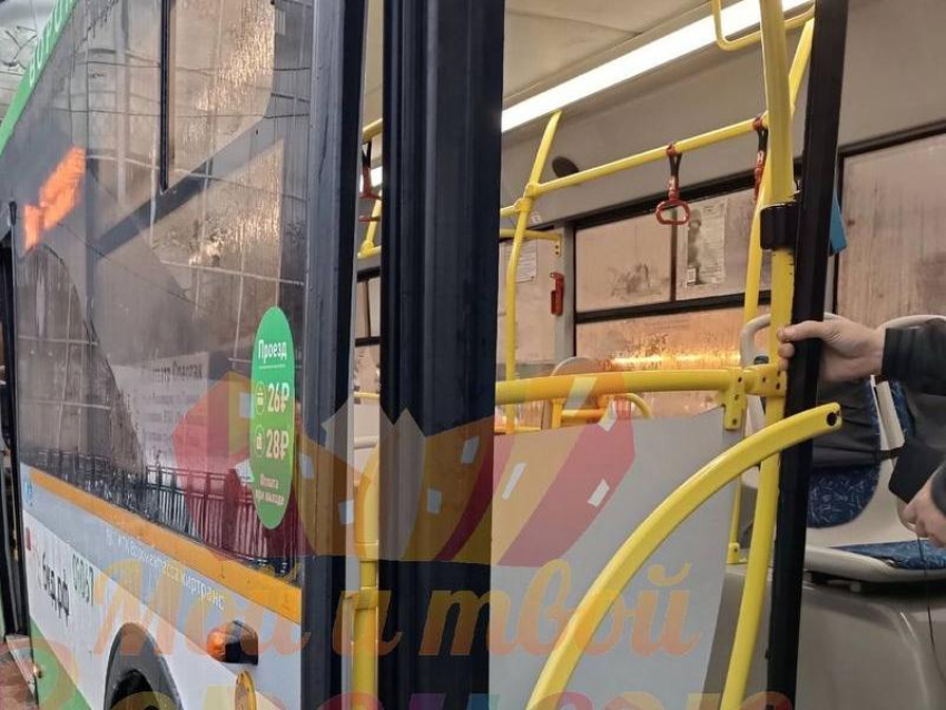 Стекло автобуса лопнуло из-за давки пассажиров в Воронеже
