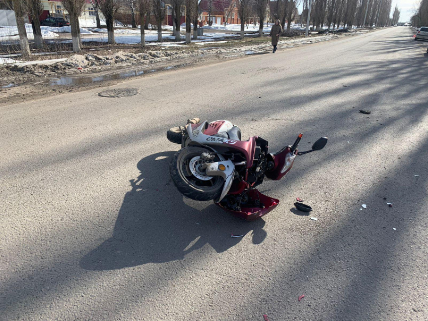 Скутерист пострадал в ДТП с женщиной в Воронежской области