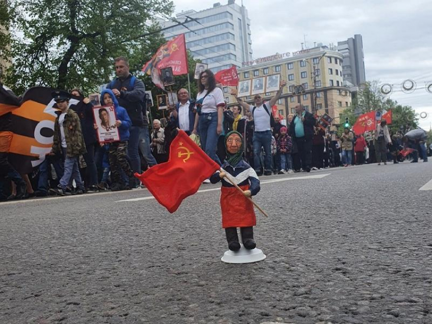 Жительница Воронежа смастерила из ваты миниатюру «бабушки с флагом»