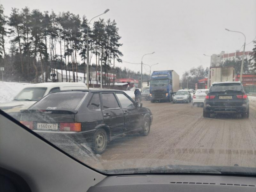 Огромная воронежская улица встала в пробке от начала и до конца 