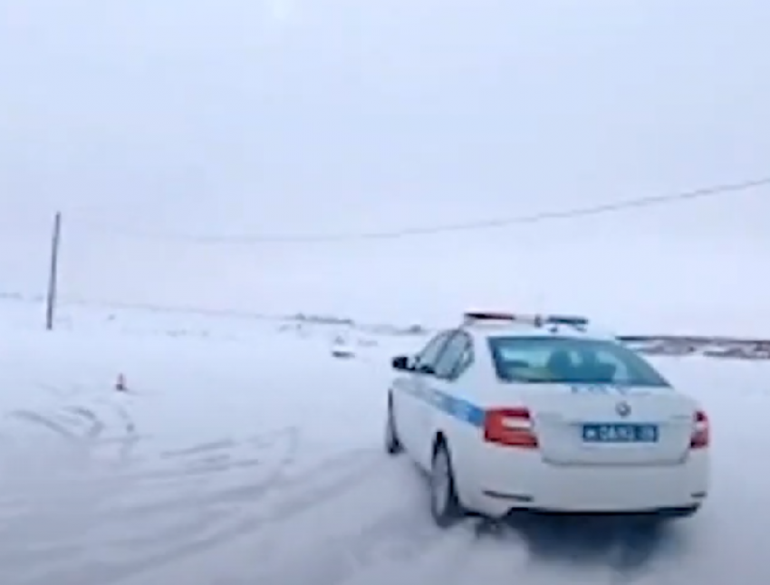 Эффектные покатушки гаишников на льду сняли на видео в Воронеже 