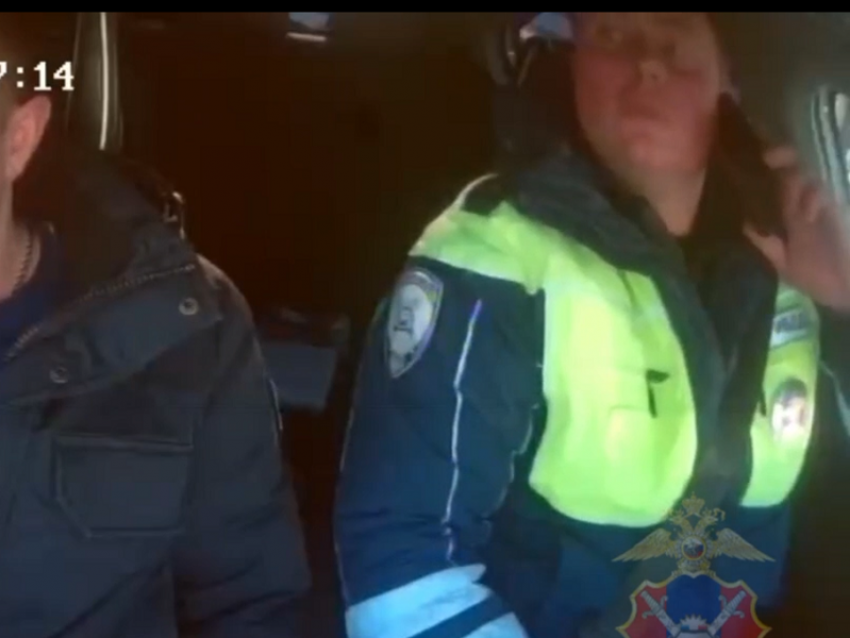 Сдавило грудную клетку: полицейские помогли воронежцу добраться до медиков 