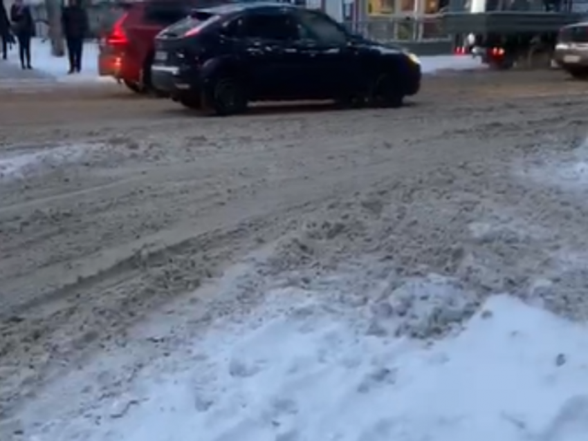 Коммунальщики проиграли снежной «каше» на улицах Воронежа