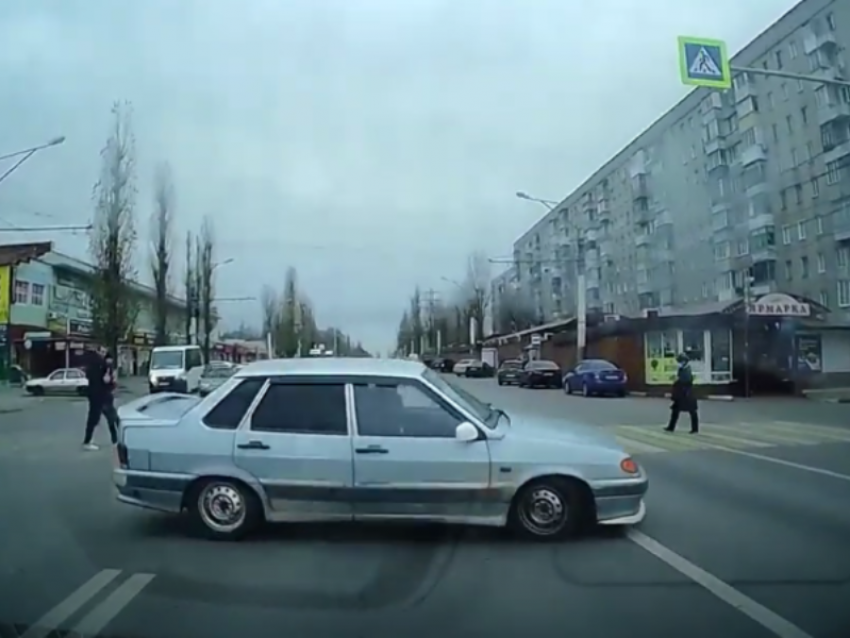 Лихой вираж ВАЗ на переходе попал на видео в Воронеже