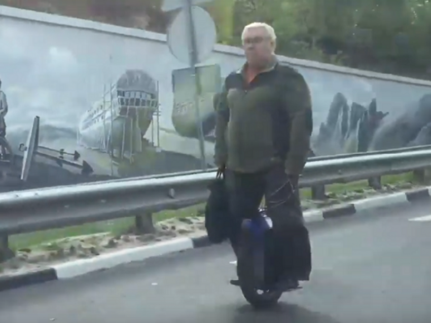 Пенсионер на моноколесе восхитил водителей в Воронеже
